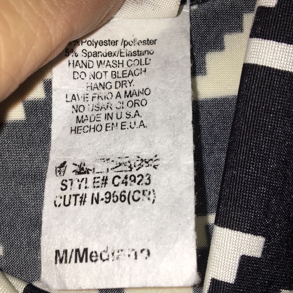 Topia houndstooth. Mock neck sleeveless crop top - Picture 2 of 3